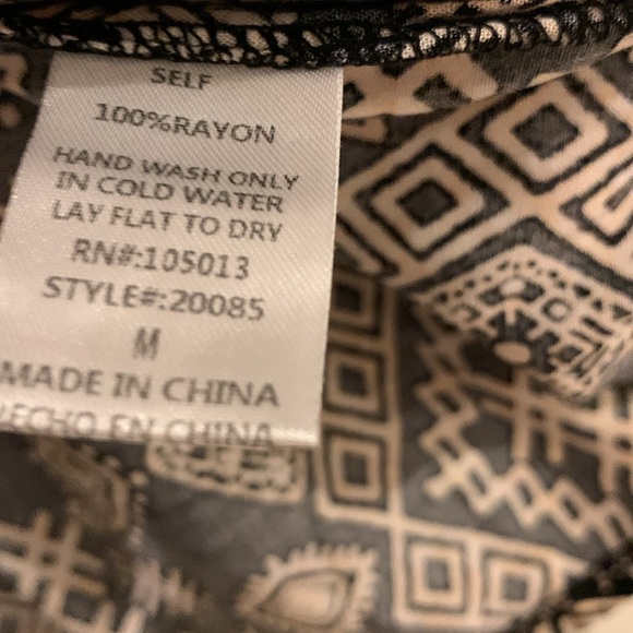 Savanna Jane Multicolor Geometric Blouse NWOT Medium - Picture 3 of 4